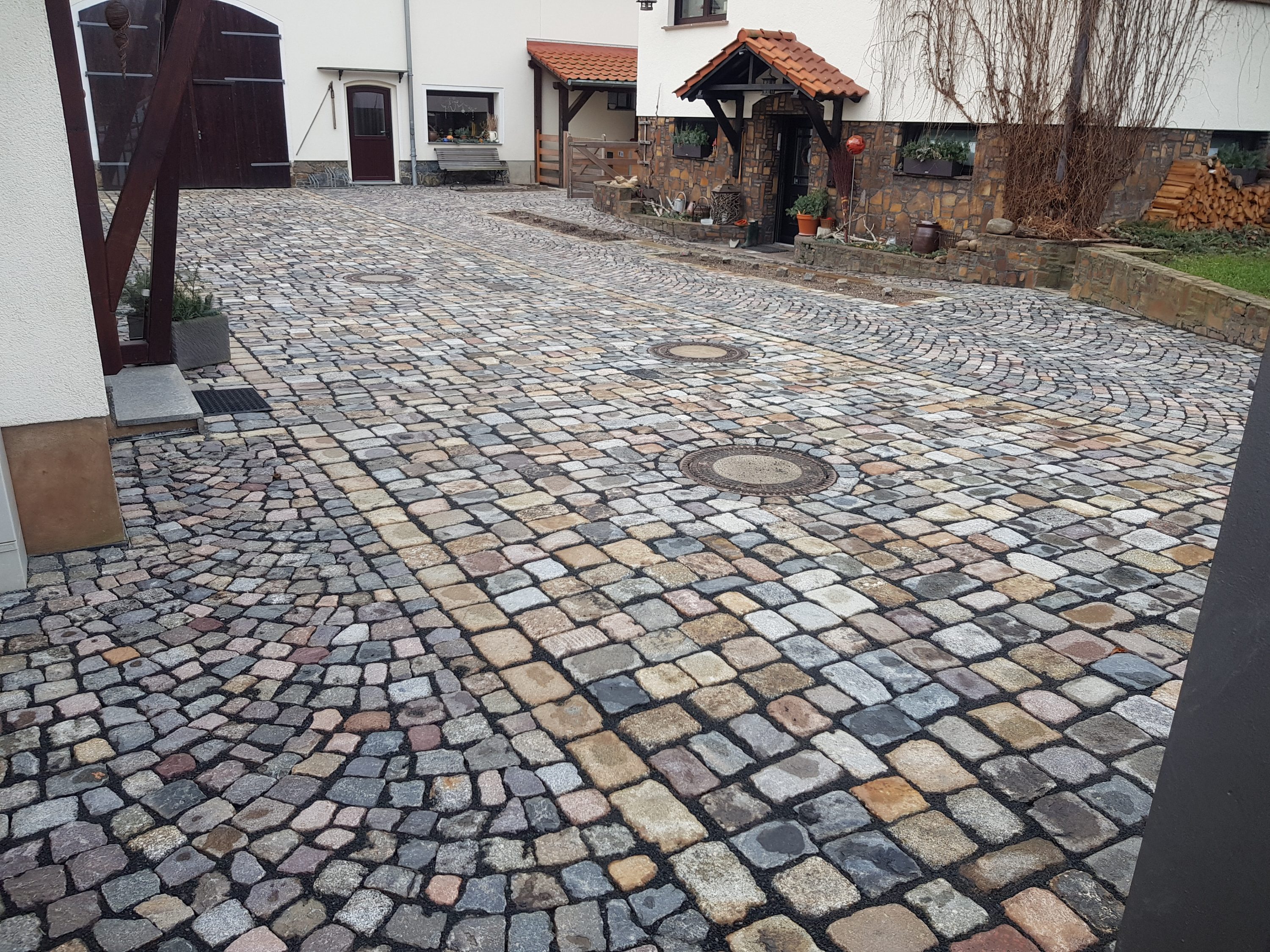 Naturstein Großpflaster & Kleinpflaster bunt, gebraucht, auf einer