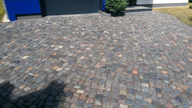 historisches anthrazit-buntes Kleinpflaster aus Granit, Porphyr, Basalt