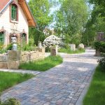 Bunte Pflastersteine mit glatter, abgefahrener Oberfläche, reihenfähiges gebrauchtes Großpflaster